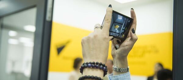 Уюлдук телефон кармап турган кыздын архивдик сүрөтү Уюлдук телефон кармап турган кыздын архивдик сүрөтү - Sputnik Кыргызстан