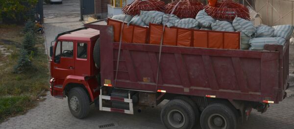 Сотрудники Государственной службы миграции готовят к отправке гуманитарный груз из Кыргызстана для памирских кыргызов - Sputnik Кыргызстан