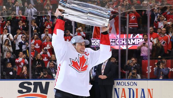 Архивное фото капитана сборной Канады Сидни Кросби, который держит Кубок мира по хоккею после победы на Кубке мира в финале Air Canada Centre - Sputnik Кыргызстан