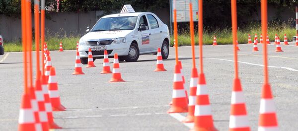 Во время практических занятий в автошколе. Архивное фото - Sputnik Кыргызстан