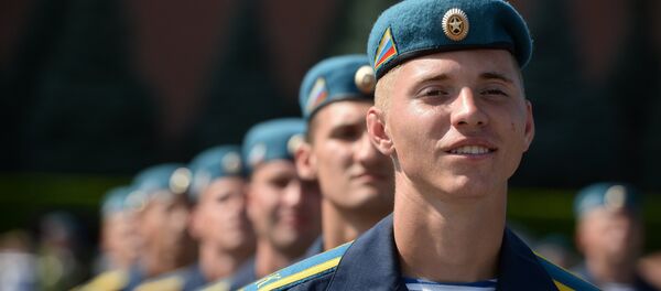 Архивное фото военнослужащих во время празднования дня образования ВДВ в Москве Архивное фото военнослужащих во время празднования дня образования ВДВ в Москве - Sputnik Кыргызстан