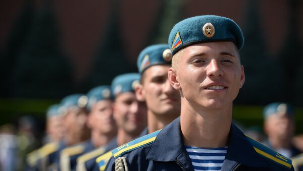 Архивное фото военнослужащих во время празднования дня образования ВДВ в Москве - Sputnik Кыргызстан