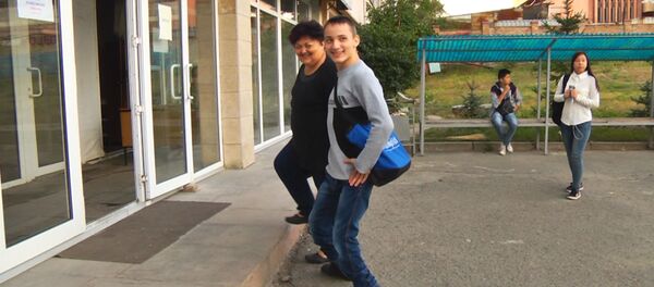 Майыптыгына карабай билим алган Адылжан апасына автоунаа алып берсем дейт - Sputnik Кыргызстан