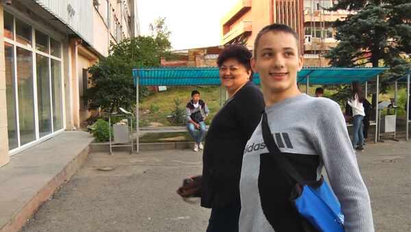Несмотря на гниющие кости, Адылжан из Бишкека ходит в колледж - Sputnik Кыргызстан