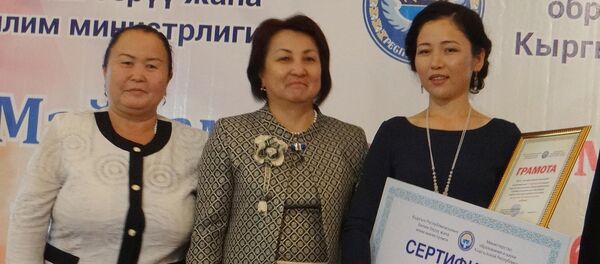 Звание Учитель года – 2016 получила учительница кыргызского языка и литературы школы им.Б.Набиева Лейлекского района Баткенской области Бегайым Бегалиева. - Sputnik Кыргызстан