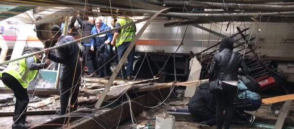 Поезд врезался в платформу в Нью-Джерси. Кадры с места ЧП - Sputnik Кыргызстан