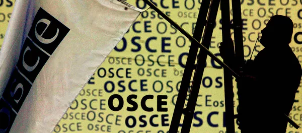 Работник развешивает флаг ОБСЕ. Архивное фото - Sputnik Кыргызстан