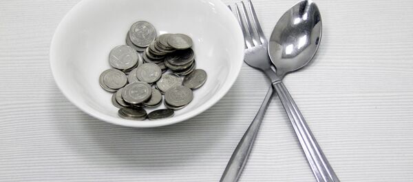 Тарелкага салынган тыйындар, кашык жана вилка, архивдик сүрөт Тарелкага салынган тыйындар, кашык жана вилка, архивдик сүрөт - Sputnik Кыргызстан