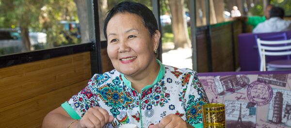 Пенсионерка из Бишкека Асель Даниярова, которая за свой счет возит сельских преподавателей в путешествие в Москву - Sputnik Кыргызстан