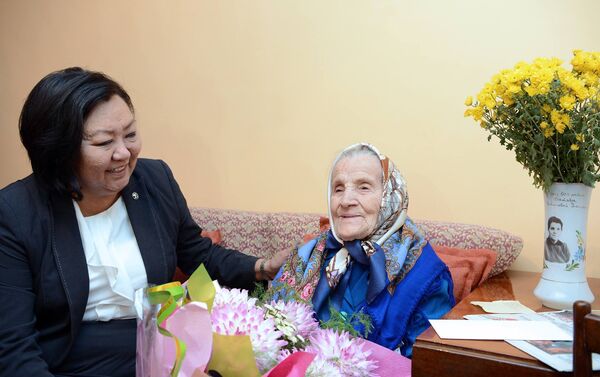 Они поздравили пожилых людей от имени главы государства с Международным днем пожилых людей, пожелали им здоровья и счастья. - Sputnik Кыргызстан