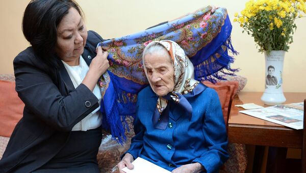 Представители Аппарата Президента поздравили их от имени Главы государства с праздником – Международным днем пожилых людей, пожелали им здоровья и счастья - Sputnik Кыргызстан