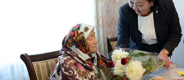 Президент Алмазбек Атамбаевдин Жарлыгы менен өлкө аймагындагы 100 жаштан ашкан карыяларга 10 000 сомдон акчалай жардам көрсөтүлдү. Президент Алмазбек Атамбаевдин Жарлыгы менен өлкө аймагындагы 100 жаштан ашкан карыяларга 10 000 сомдон акчалай жардам көрсөтүлдү. - Sputnik Кыргызстан