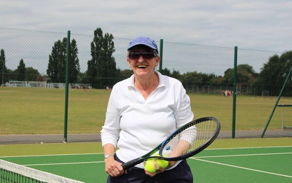 Пенсионерка из Лондона Коллин во время занятия теннисом - Sputnik Кыргызстан