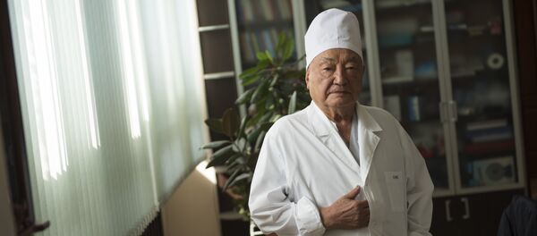 кадемик, доктор медицинских наук, герой КР Мамбет Мамакеев. Архивное фото кадемик, доктор медицинских наук, герой КР Мамбет Мамакеев. Архивное фото - Sputnik Кыргызстан