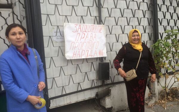 Против сноса мини-рынка с северной стороны ЦУМа Айчурек и строительства на его месте парковки вышли с митингом продавцы этого базара - Sputnik Кыргызстан