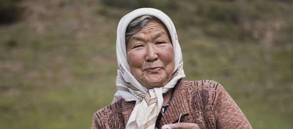 Жылмайып турган апанын архивдик сүрөтү - Sputnik Кыргызстан