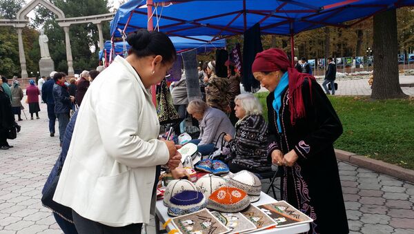 В Бишкеке у памятника Курманжан Датке прошла социальная ярмарка, приуроченная к Международному дню пожилых людей - Sputnik Кыргызстан