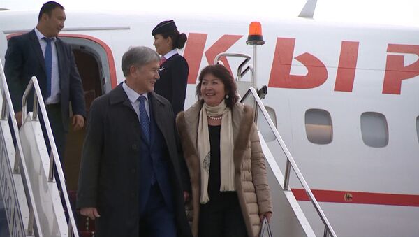 Президент Атамбаев 13 күндөн соң мекенине кайтты. Ажону биринчи айым коштоп келди - Sputnik Кыргызстан