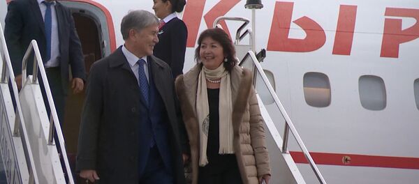Президент Атамбаев 13 күндөн соң мекенине кайтты. Ажону биринчи айым коштоп келди - Sputnik Кыргызстан