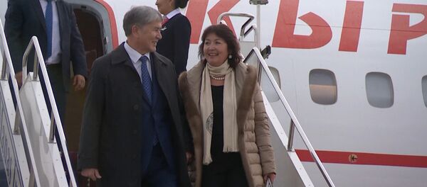 Эмоции Атамбаева в первые минуты возвращения в Кыргызстан Эмоции Атамбаева в первые минуты возвращения в Кыргызстан - Sputnik Кыргызстан