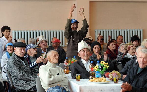 Премьер-министр выразил благодарность старшему поколению за вклад, внесенный в развитие страны. - Sputnik Кыргызстан