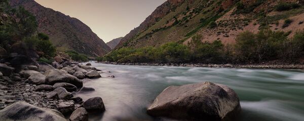 Долина реки Кокомерен. Архивное фото Долина реки Кокомерен. Архивное фото - Sputnik Кыргызстан