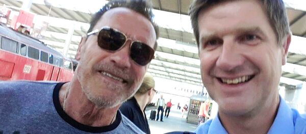 Селфи голливудского актера и экс-губернатора Калифорнии Арнольда Шварценеггера с офицером полиции Мюнхена - Sputnik Кыргызстан