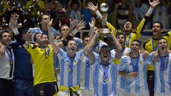 Сборная Аргентины празднуют победу на чемпионате мира по футзалу - Sputnik Кыргызстан