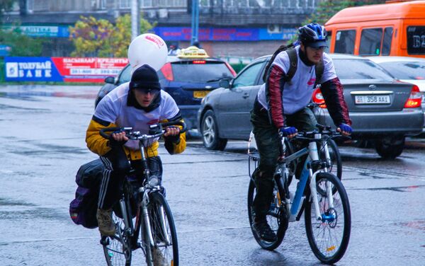 Велопробег, собравший любителей велоспорта и активного образа жизни, стартовал на площади Ала-Тоо и завершился в парке имени Даира Асанова на Южных воротах, где участников угостили горячими чаем и кофе - Sputnik Кыргызстан