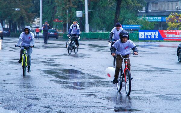 В Бишкеке в воскресенье состоялся традиционный велопробег - Sputnik Кыргызстан