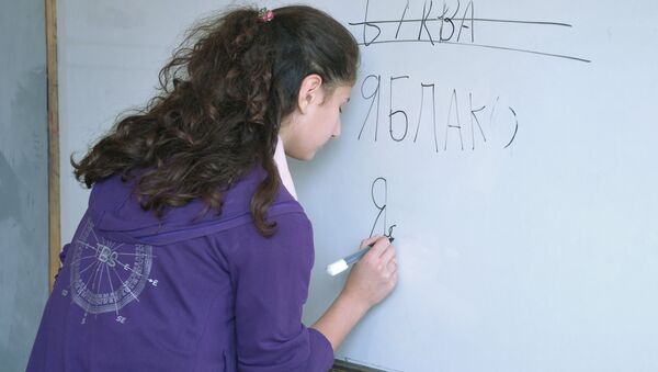 Архивное фото ученица средней школы, которая пишет слова на доске на уроке по русскому языку - Sputnik Кыргызстан
