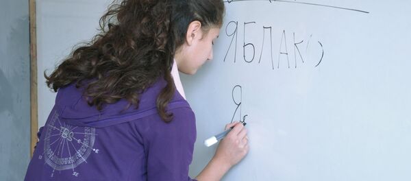 Архивное фото ученица средней школы, которая пишет слова на доске на уроке по русскому языку - Sputnik Кыргызстан