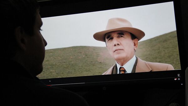 Мужчина смотрит клип на экране компьютера клип Шерали Джураева - Sputnik Кыргызстан