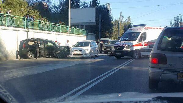 На улице Абдырахманова в Бишкеке утром произошло дорожно-транспортное происшествие с участием двух машин — Lexus GX 470 и Toyota Camry - Sputnik Кыргызстан