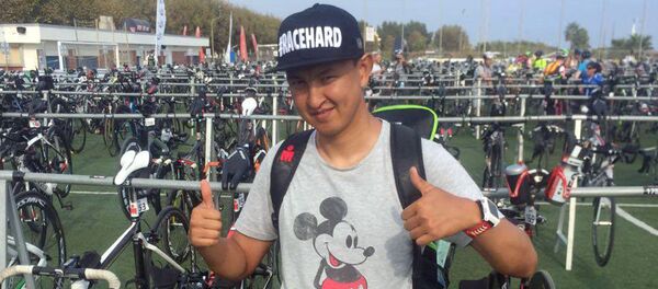 Президент Федерации триатлона КР Чынгыз Алканов во время прохождения Железной Дистанции в Барселоне - Sputnik Кыргызстан