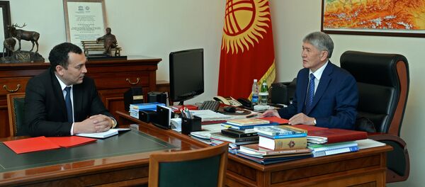 Кыргызстандын президенти Алмазбек Атамбаев Коргоо кеңешинин катчысы Темир Жумакадыровду кабыл алуу учурунда - Sputnik Кыргызстан