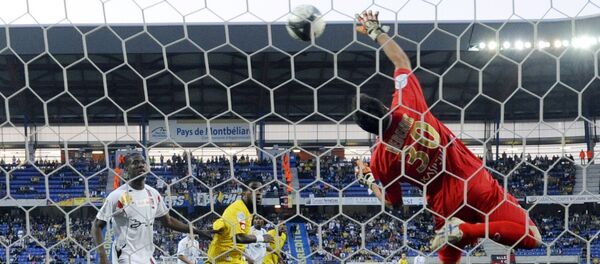 Вратарь французского клуба Ванн Жан-Франсуа Беденик спасает ворота во время матча - Sputnik Кыргызстан