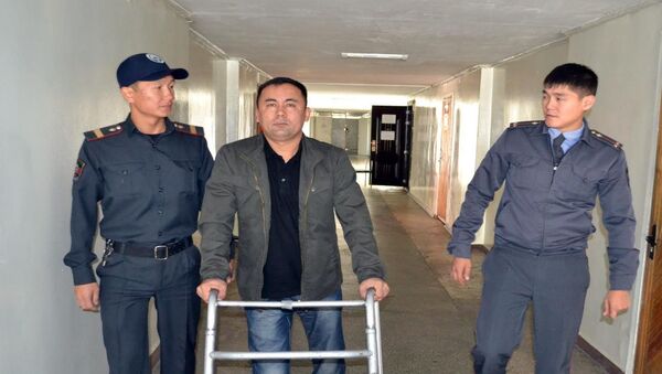Оказание материальной помощи ветерану правоохранительных органов Алмазбеку Акчекееву, которому ампутировали обе ноги в результате ранения, полученного на площади Ала-Тоо 7 апреля 2010 года - Sputnik Кыргызстан