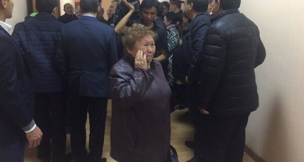 Когда они входили в зал суда, раздались громкие аплодисменты и слышались слова поддержки. - Sputnik Кыргызстан