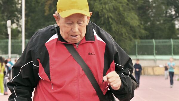 Кыргызстанца похоронили заживо, но он выжил и бегает в 93 года - Sputnik Кыргызстан