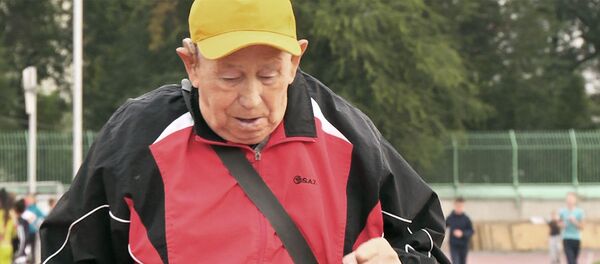 Кыргызстанца похоронили заживо, но он выжил и бегает в 93 года - Sputnik Кыргызстан