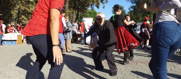 Ачык асман алдындагы жаштар менен карылардын бийи - Sputnik Кыргызстан