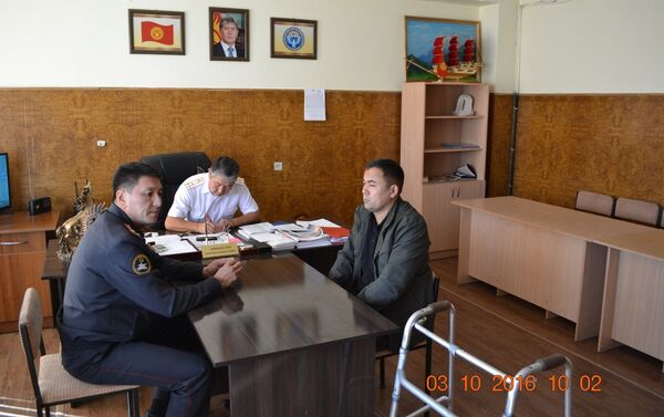 В понедельник руководство Управления патрульной милиции ГУВД Бишкека начало работу с оказания материальной помощи ветерану правоохранительных органов Алмазбеку Акчекееву, которому ампутировали обе ноги в результате ранения, полученного на площади Ала-Тоо 7 апреля 2010 года - Sputnik Кыргызстан
