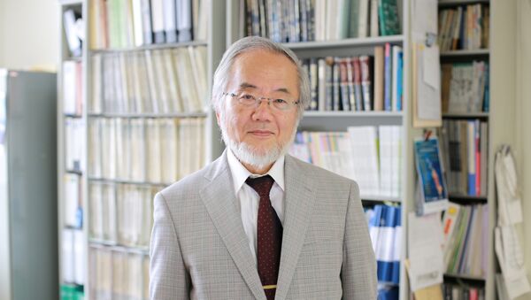 Ученый из Японии Йошинори Осуми, который получил нобелевскую премию по медицине за 2016 год - Sputnik Кыргызстан