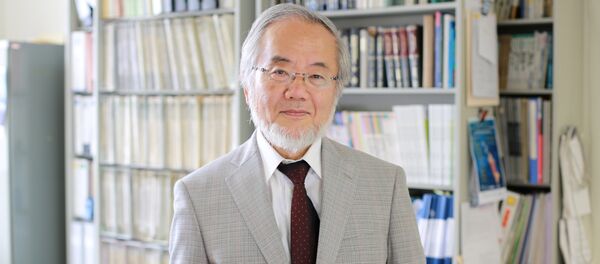 Ученый из Японии Йошинори Осуми, который получил нобелевскую премию по медицине за 2016 год - Sputnik Кыргызстан