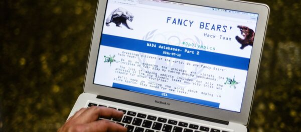 Архивное фото мужчины, который просматривает сайт хакерской группы Fancy Bear - Sputnik Кыргызстан