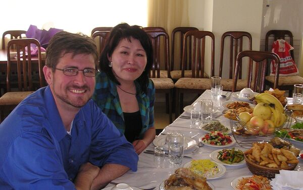 Путешественник из Нью-Йорка на тое со своим преподавателем по кыргызскому языку Тынарой - Sputnik Кыргызстан