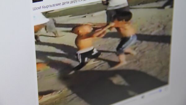Снимок со страницы социальной сети Facebook, видео, на котором два мальчика (примерно семи-восьми лет) жестоко дерутся друг с другом под одобрение окружающих их взрослых - Sputnik Кыргызстан