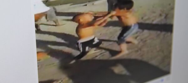 Снимок со страницы социальной сети Facebook, видео, на котором два мальчика (примерно семи-восьми лет) жестоко дерутся друг с другом под одобрение окружающих их взрослых - Sputnik Кыргызстан