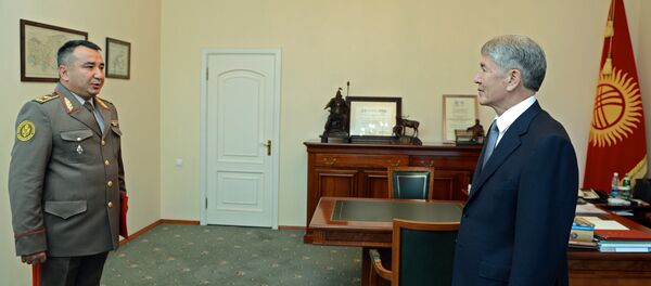 Президент Алмазбек Атамбаев бүгүн өлкөнүн Куралдуу күчтөрүнүн Башкы штабынын башчысы Раимберди Дүйшөнбиевди кабыл алды Президент Алмазбек Атамбаев бүгүн өлкөнүн Куралдуу күчтөрүнүн Башкы штабынын башчысы Раимберди Дүйшөнбиевди кабыл алды - Sputnik Кыргызстан